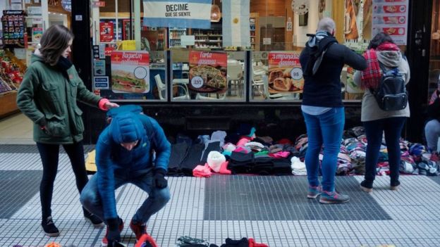 Gente comprando ropa de invierno en Buenos Aires