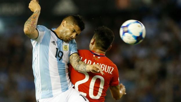 Banega pelea un balón con Aranguiz.