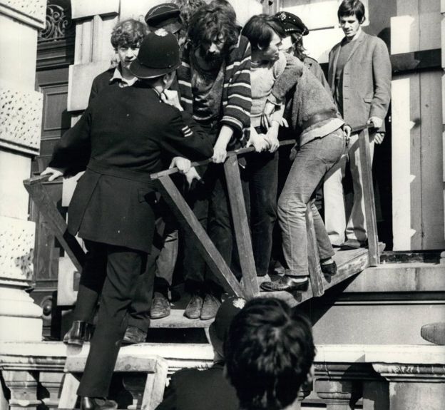 When hippy squatters took over a Piccadilly mansion - BBC News