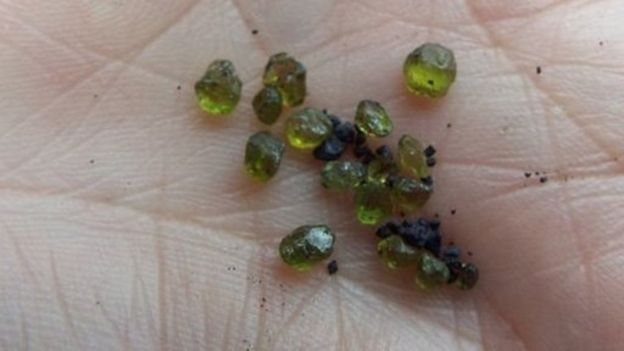 Fragmentos de olivino, un mineral muy común en áreas volcánicas