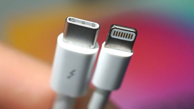 Un conector USB-C y el conector relámpago de Apple