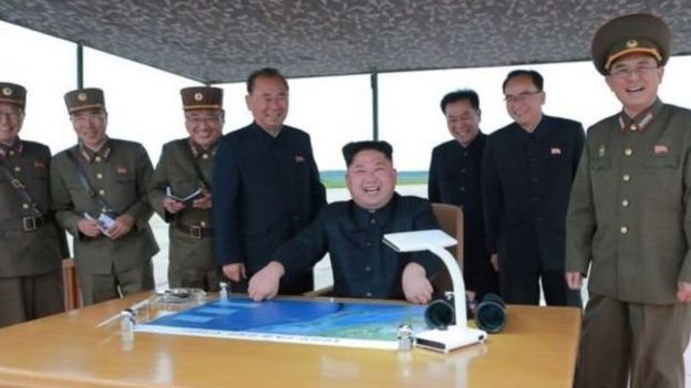 الزعيم الكوري الشمالي كيم جونغ أون أشرف على إطلاق الصاروخ الباليستي المتوسط المدى هواسونج-12.