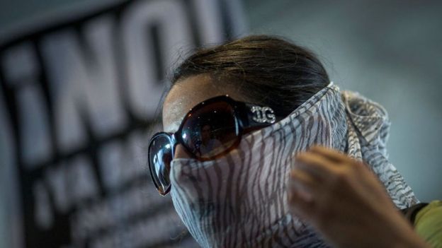 Manifestante en una protesta contra un veto migratorio de Trump