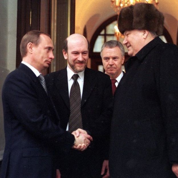 Təqaüdə çıxan preizdent Boris Yeltsin Baş nazir Vladimir Putinin əlini sıxır. Həmin vaxt prezident vəzifələrinin icrası Putinə tapşılırmışdı.