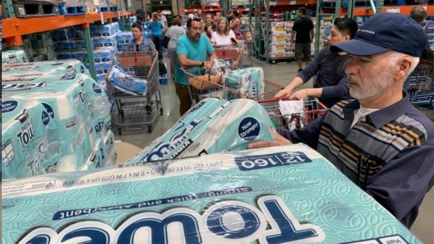 Personas toman papel de baño de una tienda