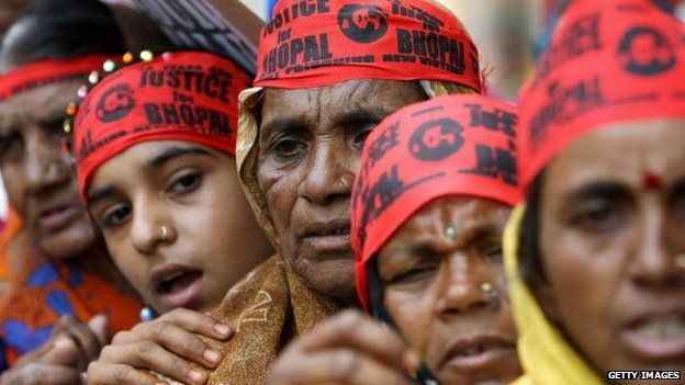 Survivors of the 1984 Bhopal disaster and activists take part in a protest march in New Delhi on 13 May 2008