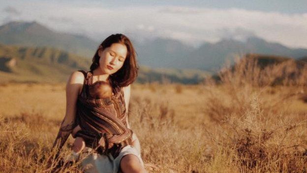 பாலூட்டும் புகைப்படத்தை வெளியிட்டு விவாதத்தைக் கிளப்பிய கிர்கிஸ்தான் அதிபரின் மகள்