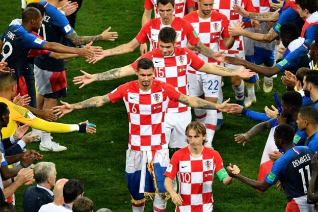 Los jugadores croatas reciben el pasillo de honor de Francia durante la entrega de las medallas del Mundial de Rusia 2018.