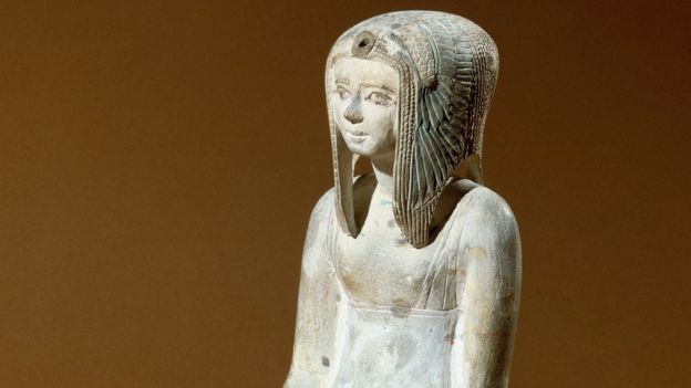 الملكة تيتي شيري جدة الملك أحمس من عصر الأسرة 18 في تمثال نادر بالمتحف البريطاني وتضع شعرا مستعارا بطريقة فريدة