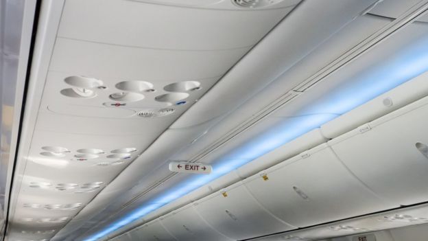 El techo de la cabina de un avión