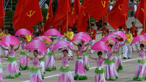 Diễu hành với cờ Đảng Cộng sản