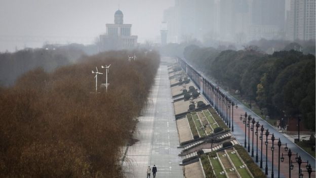 Dos personas caminando en Wuhan.