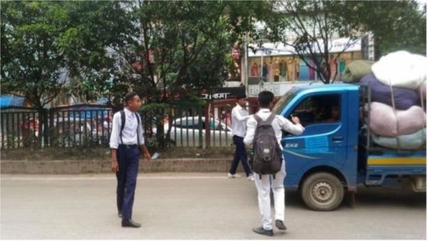 গত কয়েকদিন ধরে শিক্ষার্থীরা বিভিন্ন সড়কে চালকদের লাইসেন্স পরীক্ষা করছে