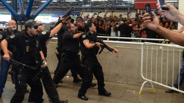 Policiais tentam conter multidão durante reconhecimento de agressores