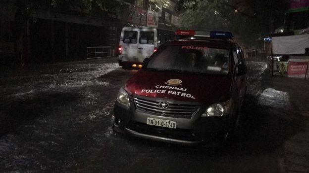 மின் இணைப்பு இல்லை; சாலை எங்கும் வெள்ளம்: நள்ளிரவில் தவித்த சென்னைவாசிகள்