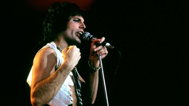 Freddie Mercury durante un concierto de joven.