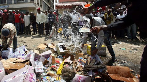 Kenya wakiteketeza pombe haramu 2015