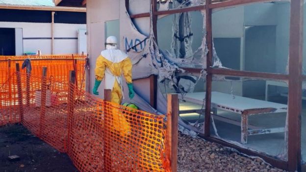 Un trabajador de la salud dentro de la "zona roja" de un centro de tratamiento del ébola que fue atacado en la mañana del 9 de marzo de 2019.