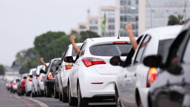 Motoristas de aplicativos fazem buzinaço em frente ao Congresso Nacional em 2017, em protesto contra projeto que regulamentaria aplicativos de transporte privado