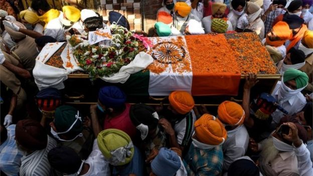 印度民众送别在冲突中死去的印度士兵。