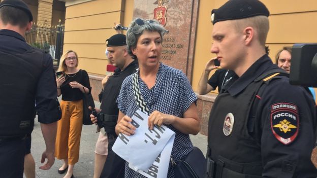 Полиция задерживает участников одиночных пикетов на Петровке (на фото - задержание литературного критика Анны Наринской)