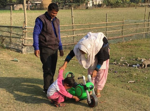 Shahabuddin Ahmed con su mujer Salma Parbin y su hijo Jonait