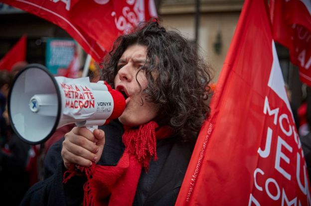 Joven en la huelga en París