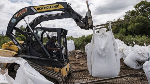 Tripulaciones trabaja para proteger áreas de inundaciones con bolsas de arena en Belle Chasse, Louisiana