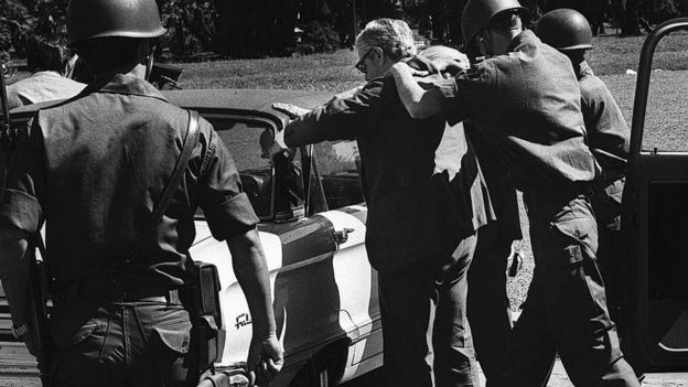 Soldados catean a un civil en Buenos Aires en 1977.