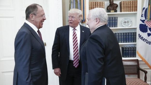O presidente dos EUA, Donald J. Trump (C), conversando com o ministro russo dos Negócios Estrangeiros, Sergei Lavrov (L), e o embaixador russo, Sergei Kislyak.