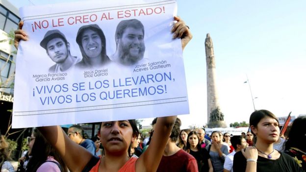 Protesta de los estudiantes de la Universidad de Medios Audiovisuales de Guadalajara tras la muerte de los tres estudiantes que asistían a ese instituto.