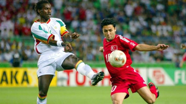 L'ancien capitaine des Lions Aliou Cissé, ici en 2002 contre la Turquie.