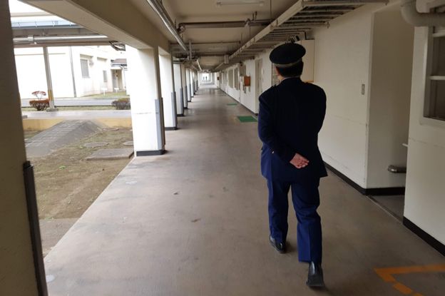 Un guardia en una prisión de Japón.