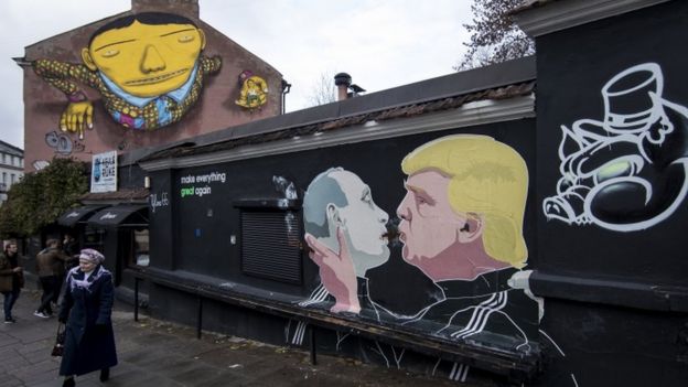 Mural mostrando a Donald Trump y a Vladimir Putin a punto de besarse