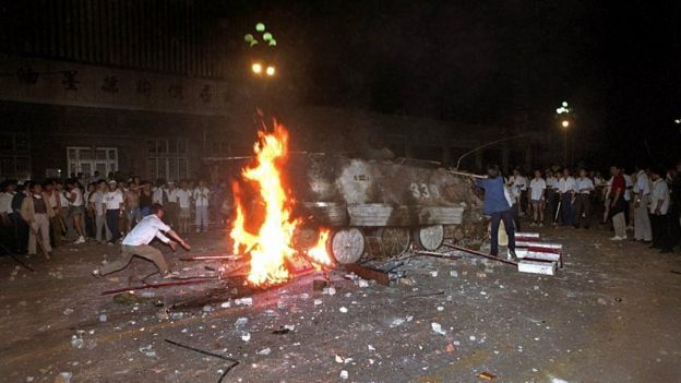 Một chiếc xe tăng bốc cháy ở Quảng trường Thiên An Môn 1989