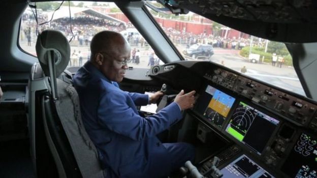 Rais Magufuli akiwa ndani ya ndege ya Dreamliner