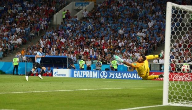Desde allá, a la distancia, Cavani la puso lejos del alcance de Rui Patricio.