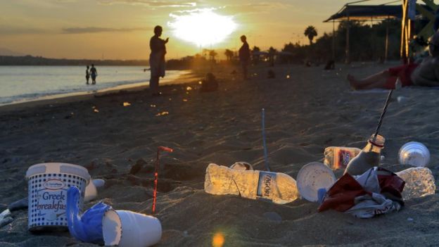 Playa con plástico.