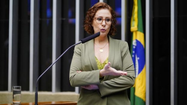 Carla Zambelli fala no parlatório da Câmara dos Deputados