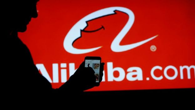 Hombre con la aplicación de Alibaba en el teléfono.