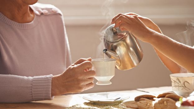 Dos personas tomando té