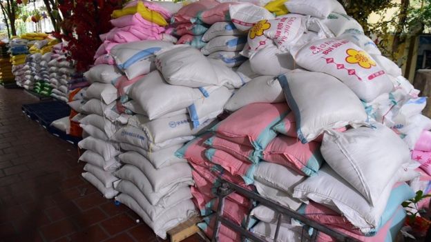 Lượng gạo trong ngày là 20 tấn, các kho chứa gạo đã quá tải nên ông Tuấn Anh phải chuyển sang quận 12 và Bình Chánh để chứa.