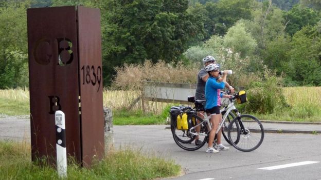 Ciclistas em estrada de Büsingen