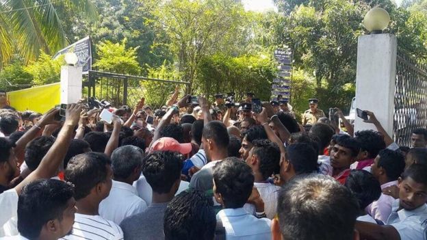 இலங்கை: இரு குழுக்கள் இடையே மோதல்