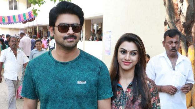 நடிகர் ஸ்ரீகாந்த் மற்றும் அவரது மனைவி