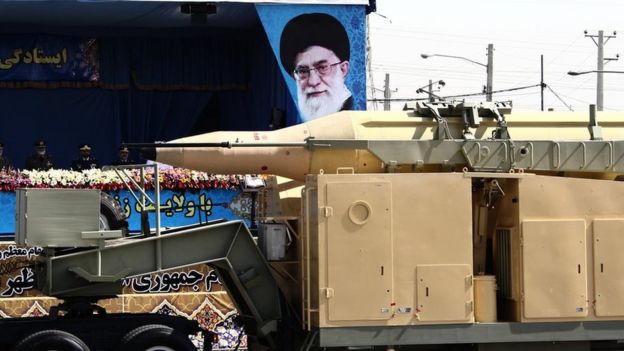 Un camión militar trasporta un misil Qadr de mediano alcance frente a la imagen del líder supremo iraní, ayatolá Alí Jamenei, durante un desfile en Teherán, 22 de septiembre de 2014