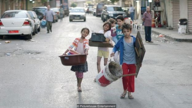 Kru film Capernaum berupaya untuk tak menonjol dan membaur dengan latar yang sesuai kenyataan dan mendorong spontanitas.
