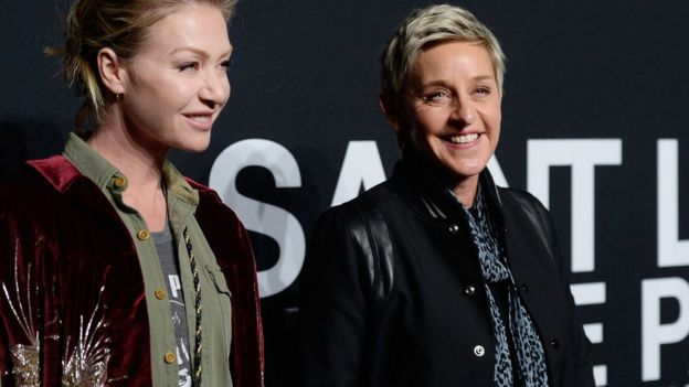 Ellen DeGeneres (der.) con su esposa, la actriz Portia de Rossi