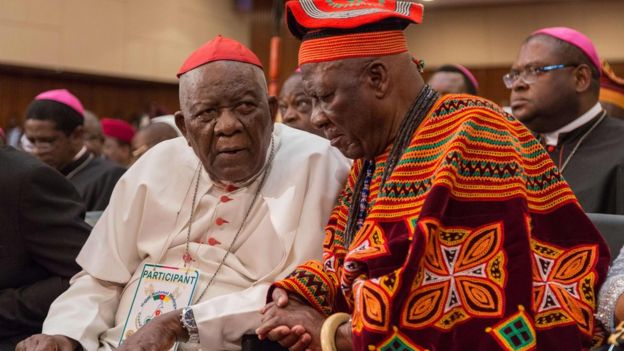 Cardinal Christian Wiyghan Tumi (L) talks with Cameroonian veteran opposition leader John Fru Ndi
