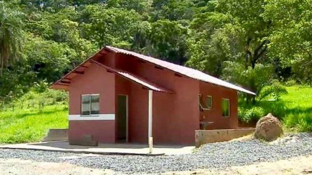 Casa construída da lama de barragem que fica em Pedro Leopoldo, num laboratório da UFMG